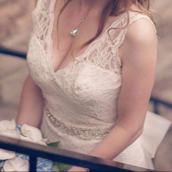 Wedding Dress with veil - Picture 5 of 7